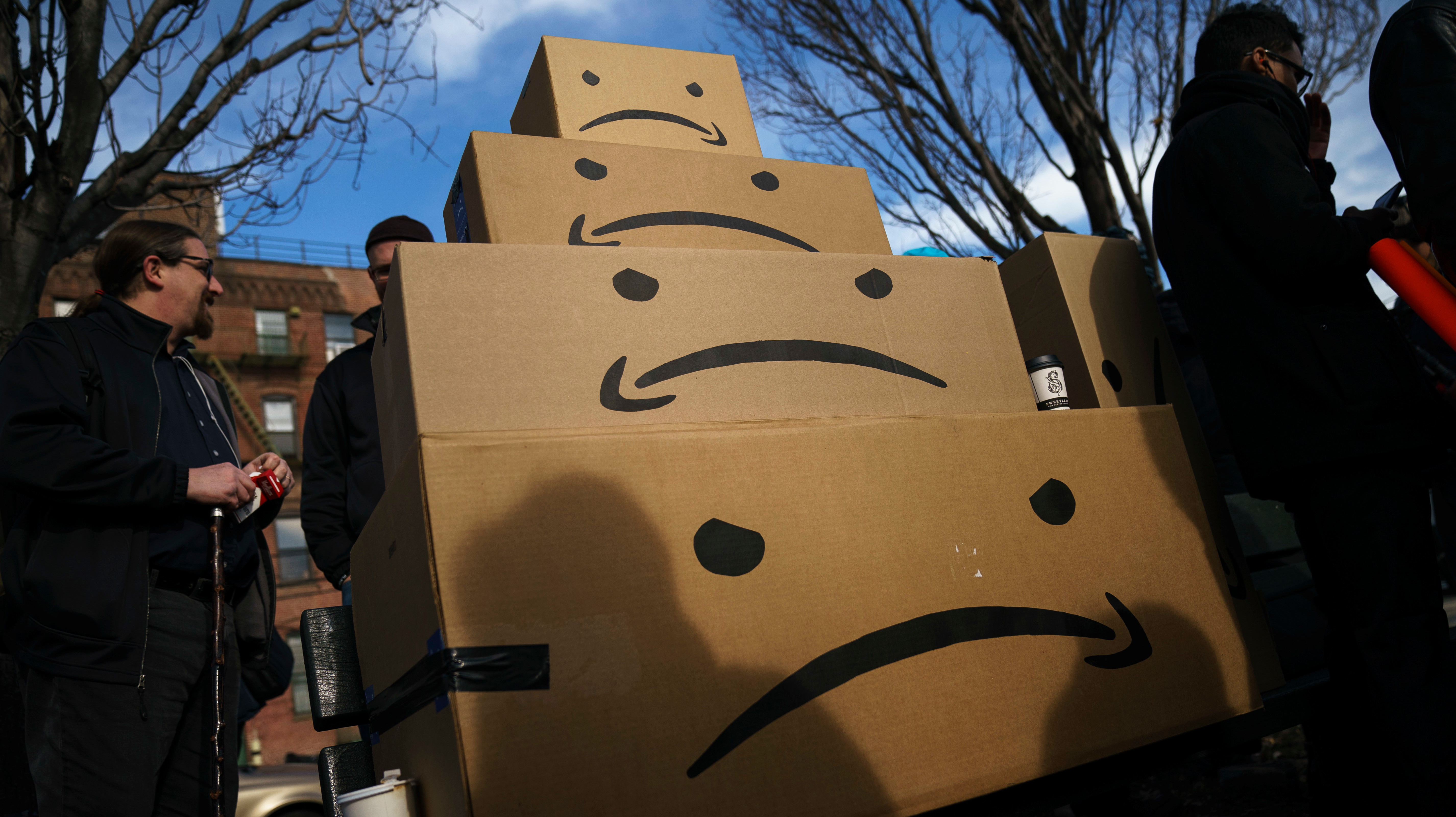 Caixas da Amazon empilhadas durante protesto em Long Island City