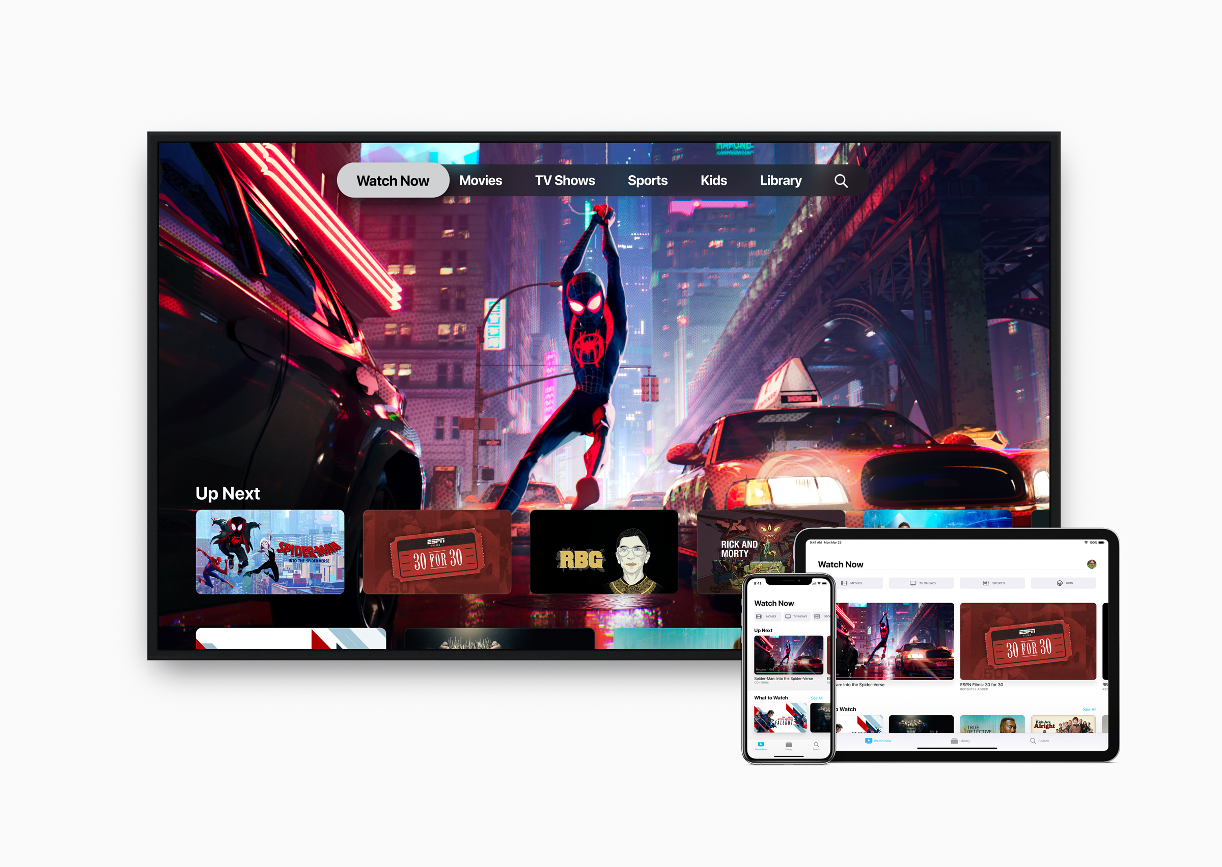 nova interface da apple TV em uma TV, um iPad e um iPhone. há recomendações de programas de TV e canais na tela. em destaque na TV está uma imagem do homem-aranha.