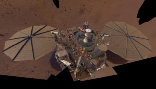 Sonda InSight da NASA com uma fina camada de poeira vermelha nos painéis solares