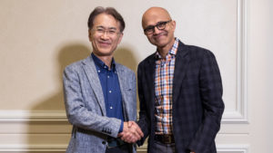 Kenichiro Yoshida, presidente e CEO da Sony, e Satya Nadella, CEO da Microsoft, apertando as mãos um para o outro e posando para a foto.