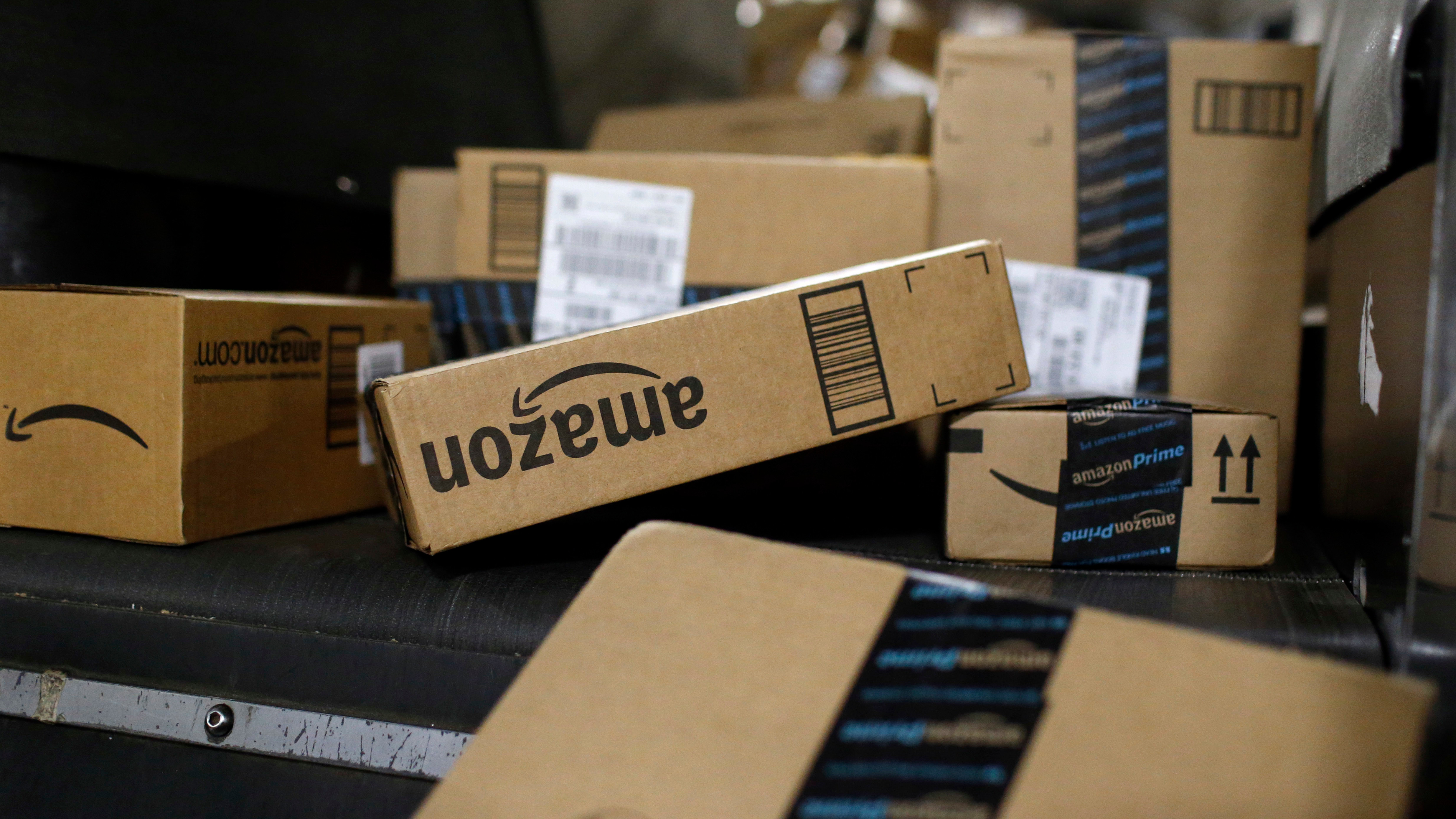 Caixas de entrega da Amazon. Crédito: Patrick Semansky/AP