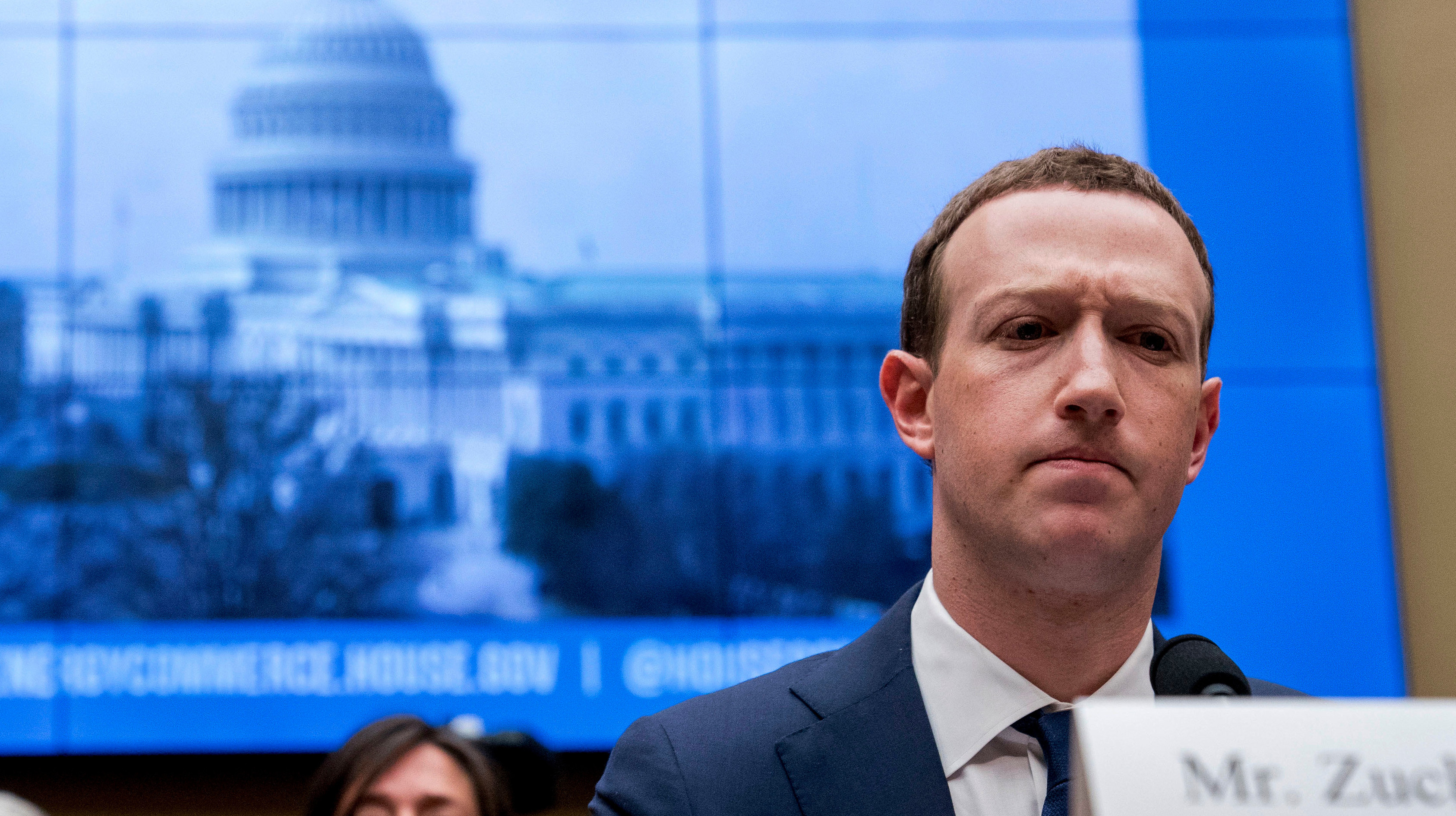 mark zuckerberg, ceo do facebook, em audiência no congresso americano. ele parece estar com uma expressão contrariada.