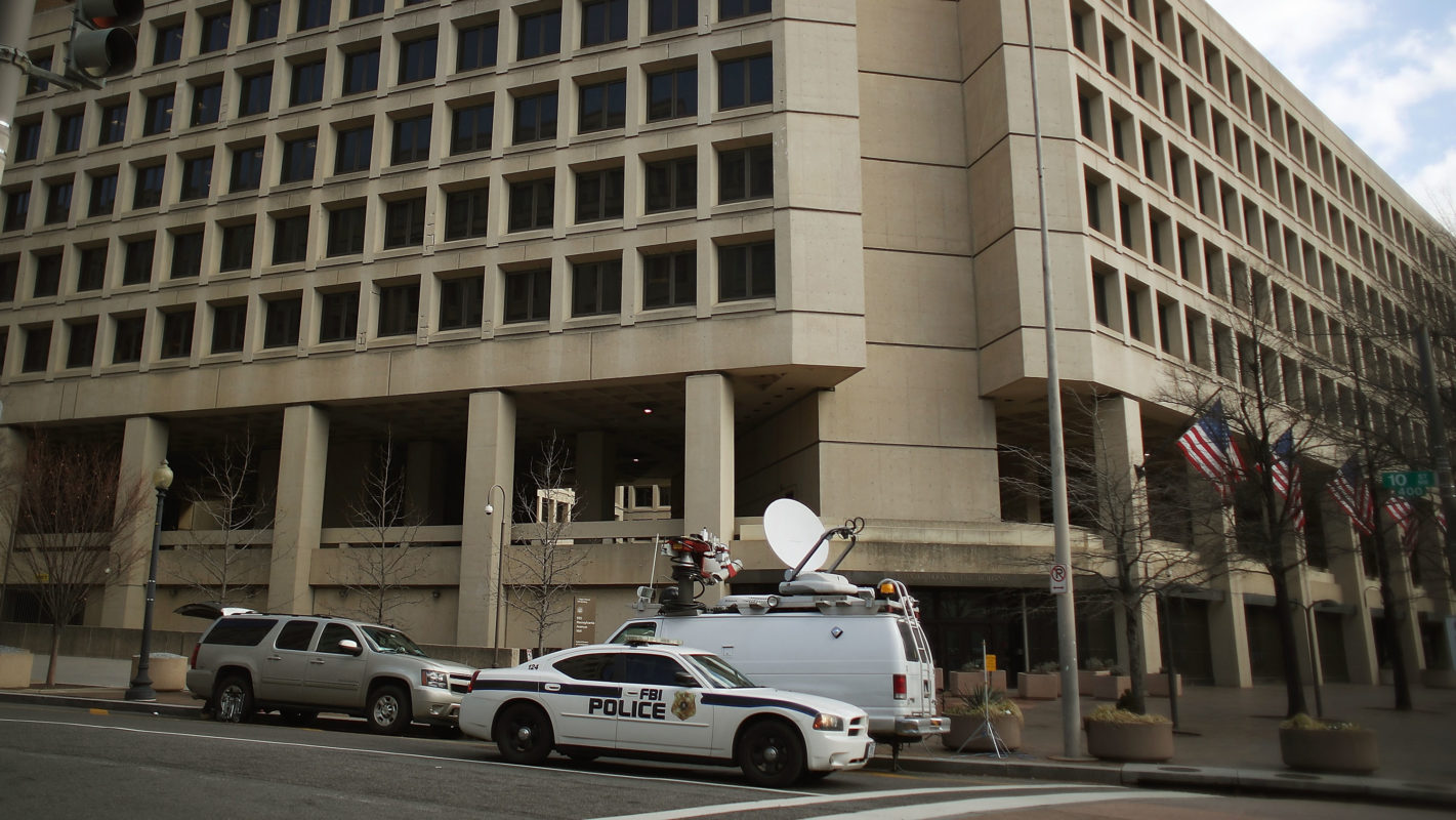 Carro do FBI em frente a um prédio