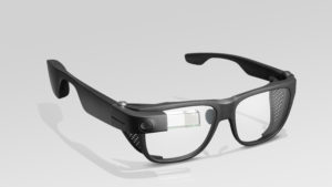 Google Glass. Parece um óculos de proteção, com hastes grossas. No lado direito dos óculos, uma pequena haste de acrílico fica sobre a lente. É ela que gera as imagens da realidade aumentada.