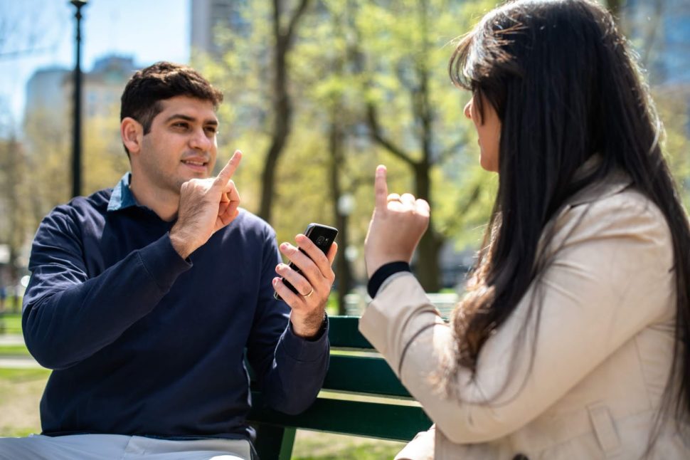 Homem usa app Hand Talk para se comunicar em Libras