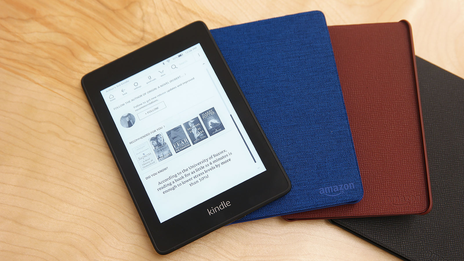 Kindle com capinhas de diferentes cores