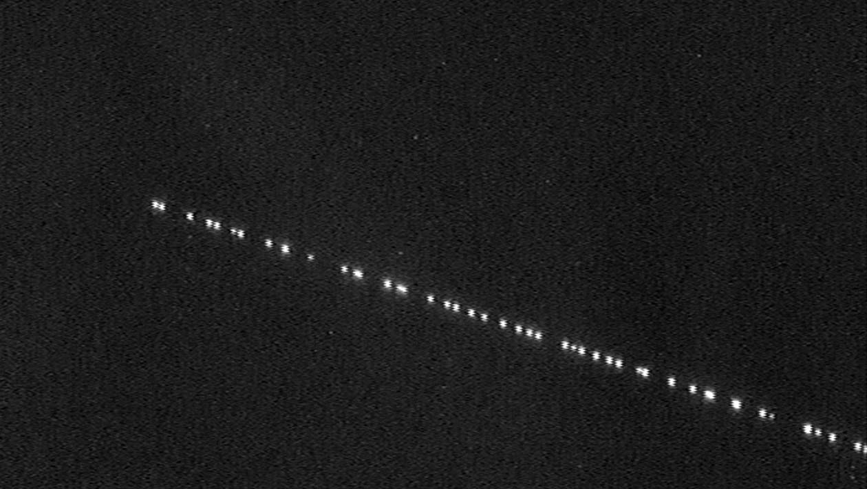 Satélites da SpaceX em órbita capturados por astrônomo