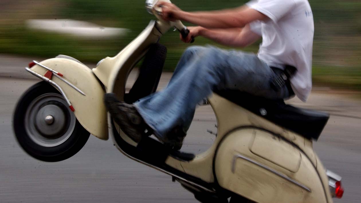 Homem empina scooter