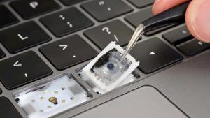 Novo teclado borboleta do MacBook Pro sendo desmontado
