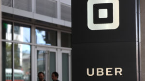 Logotipo da Uber em frente ao logo da empresa
