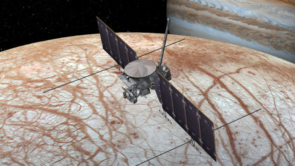 A primeira imagem do texto, da lua Europa de Júpiter, em uma concepção artística, sendo sobrevoada por uma sonda espacial. A sonda tem um módulo central, dois planos retangulares (provavelmente placas para captar luz solar) e duas antenas na transversal dos planos.