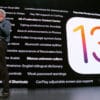 Craig Fedrighi, da Apple, com o logotipo do iOS 13