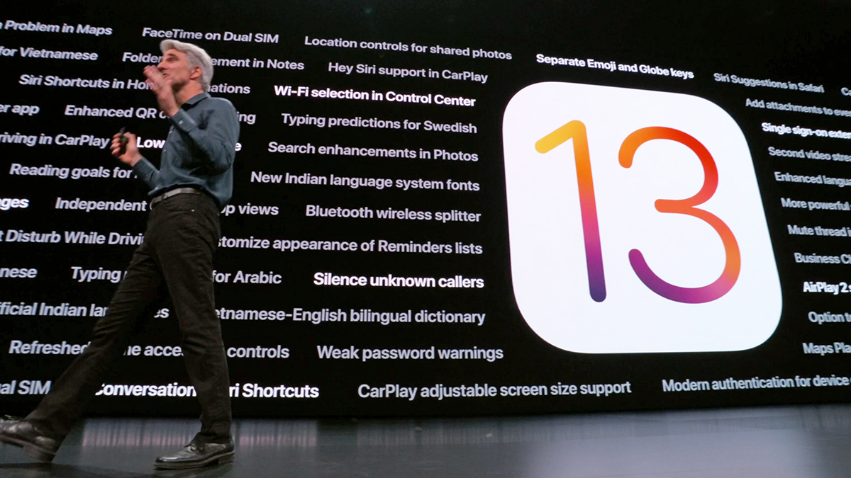 Craig Fedrighi, da Apple, com o logotipo do iOS 13