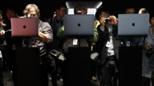 Fotógrafos capturando imagens de MacBooks Pro