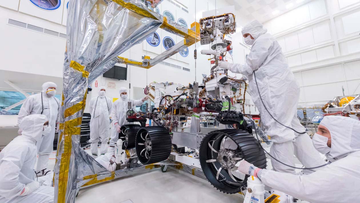 Engenheiros instalam rodas no rover Mars 2020