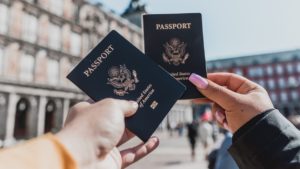 Duas pessoas segurando dois passaportes dos EUA