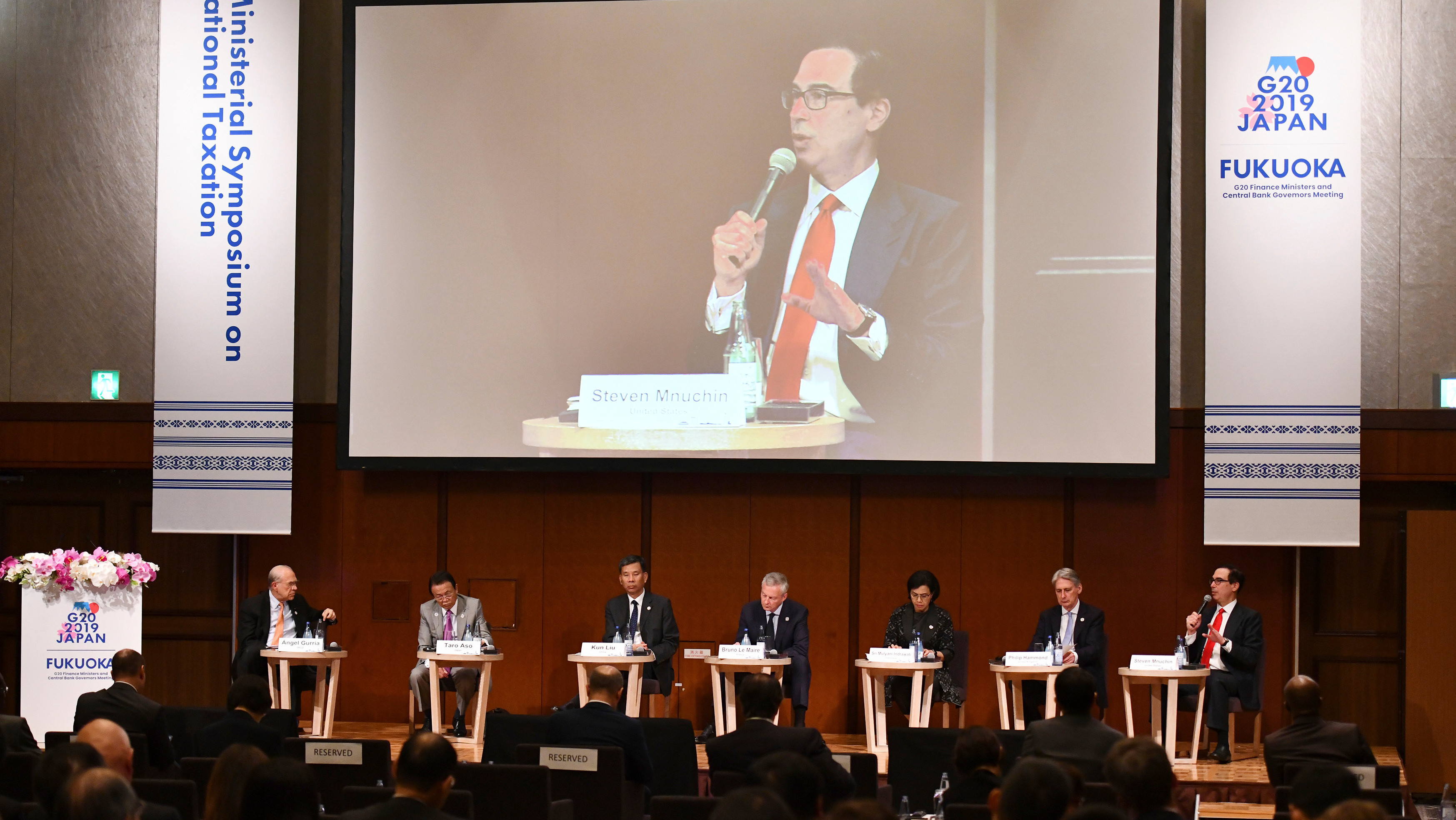 Secretário do Tesouro dos EUA, Steve Mnuchin (centro), falando durante o G20 em Fukuoka, Japão