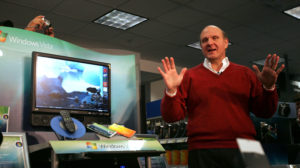 Ex-CEO da Microsoft Steve Ballmer ao lado de um laptop com Windows Vista
