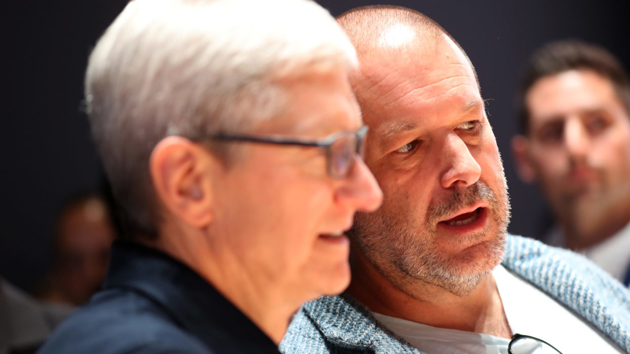 Tim Cook (esquerda), CEO da Apple, e Jony Ive (direita), responsável pelo design da Apple