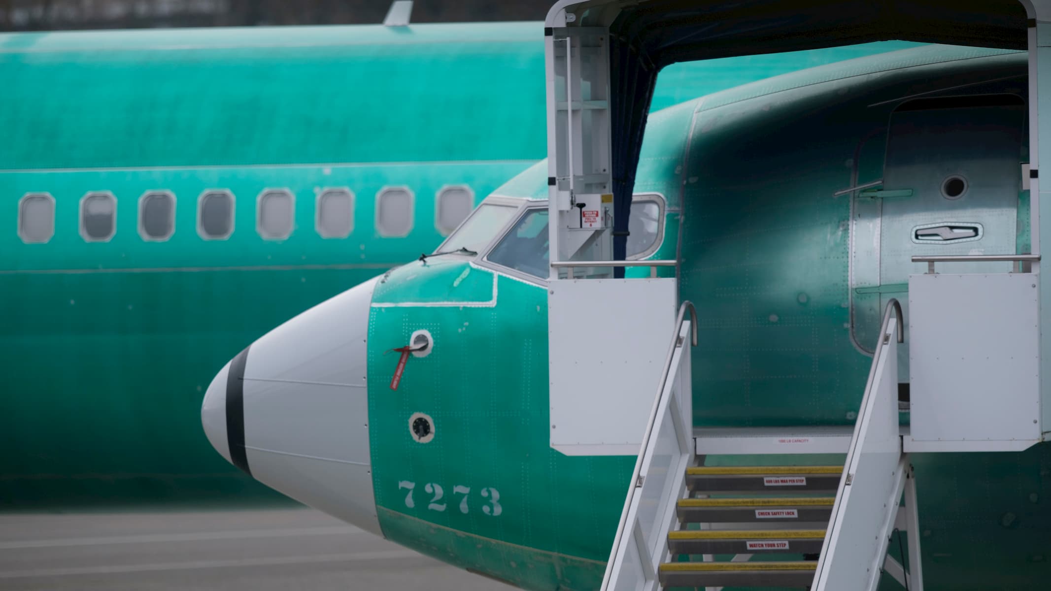 Detalhe de turbina de avião na cor verde
