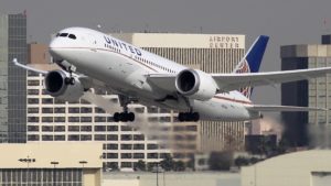Avião da United, um boeing 787, deixa o aeroporto de Los Angeles, nos EUA