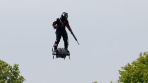 Prancha voadora Flyboard Air mostrada durante desflie do dia da Bastilha na França