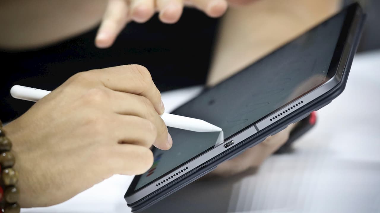 Pessoao manuseia um iPad Pro com caneta Apple Pencil