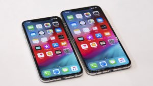 Dois iPhones Xs lado a lado
