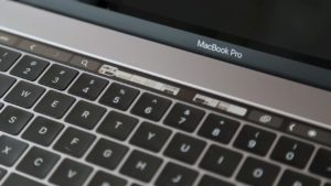 Touch Bar do MacBook Pro. Na pequena barra, que é uma tela, há abas de navegador e botões voltar e avançar.