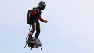 Frank Zapata inventor da prancha voadora Flyboard em tentativa de voo sobre o Canal da Mancha