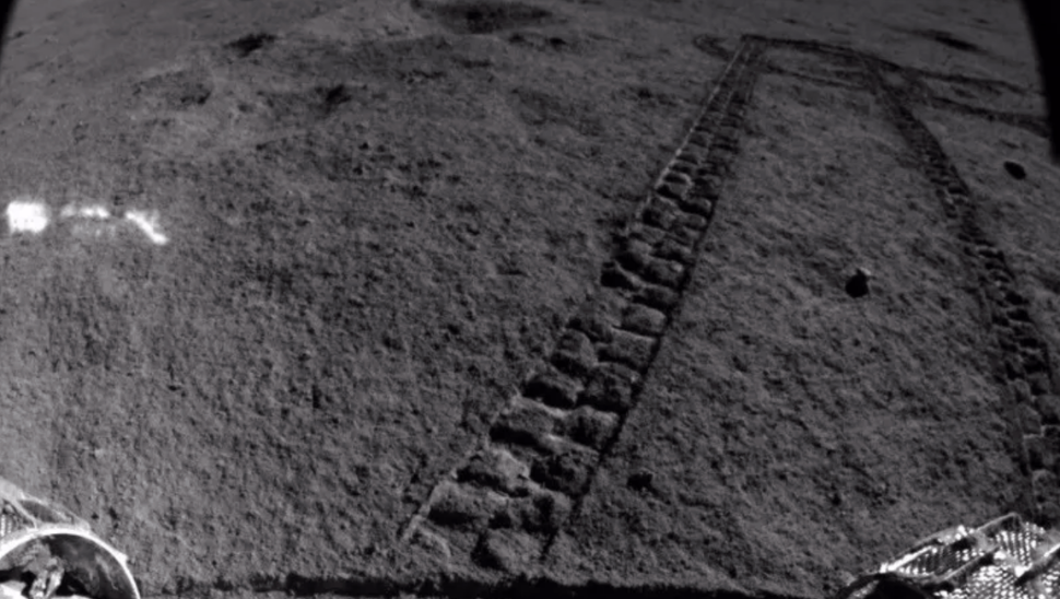 Vestígios do rover Yutu 2, que está no lado oculto da Lua