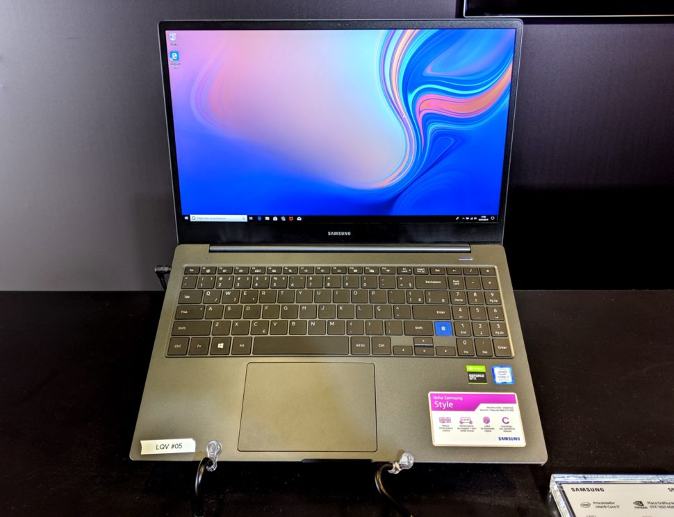 Laptop Style S51 Pro, da Samsung, aberto