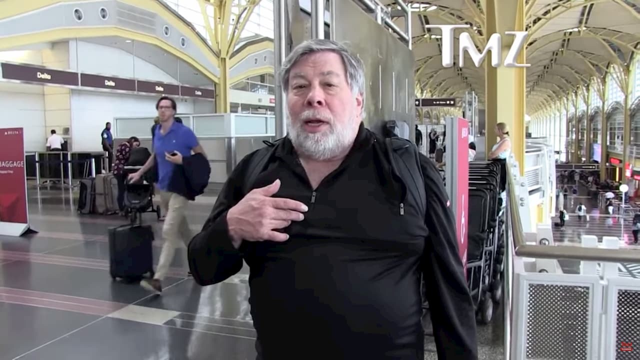 Steve Wozniak dá entrevista em aeroporto