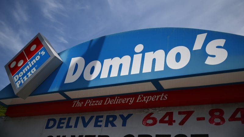 Fachada de uma pizzaria Domino's