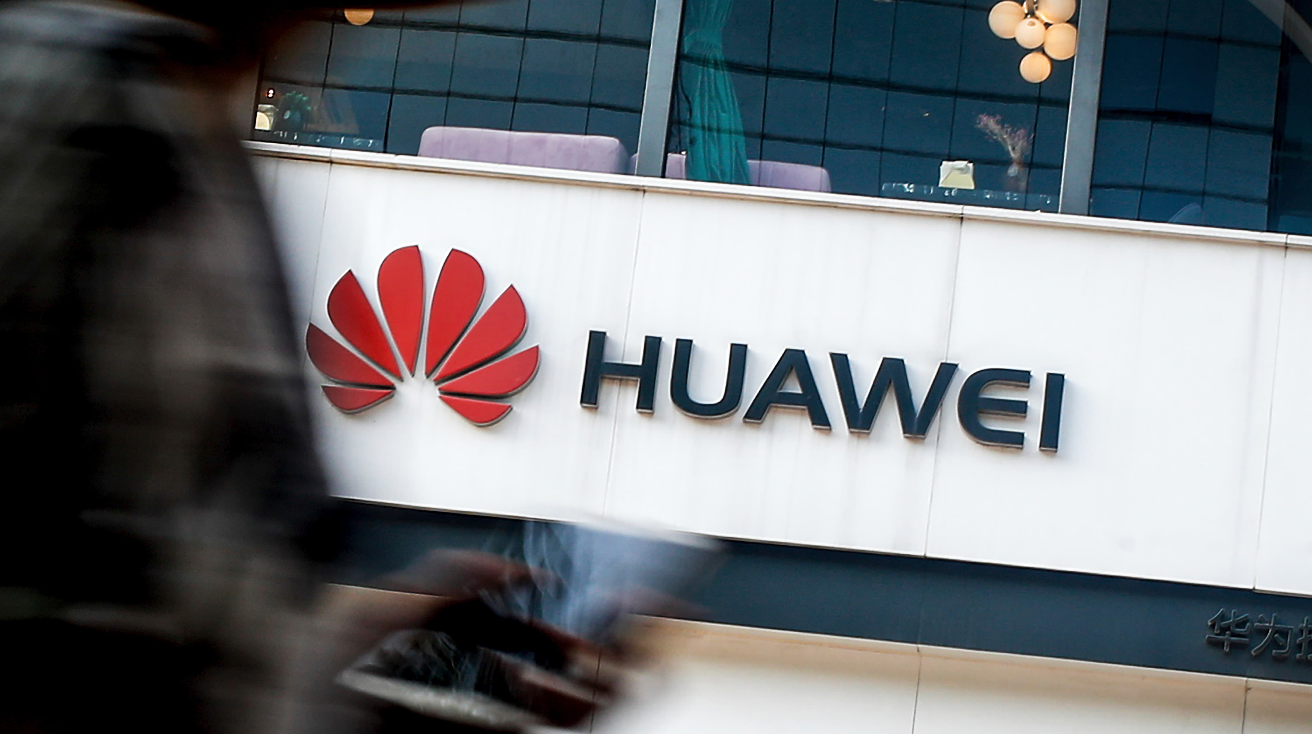 Logo da Huawei na fachada da empresa.
