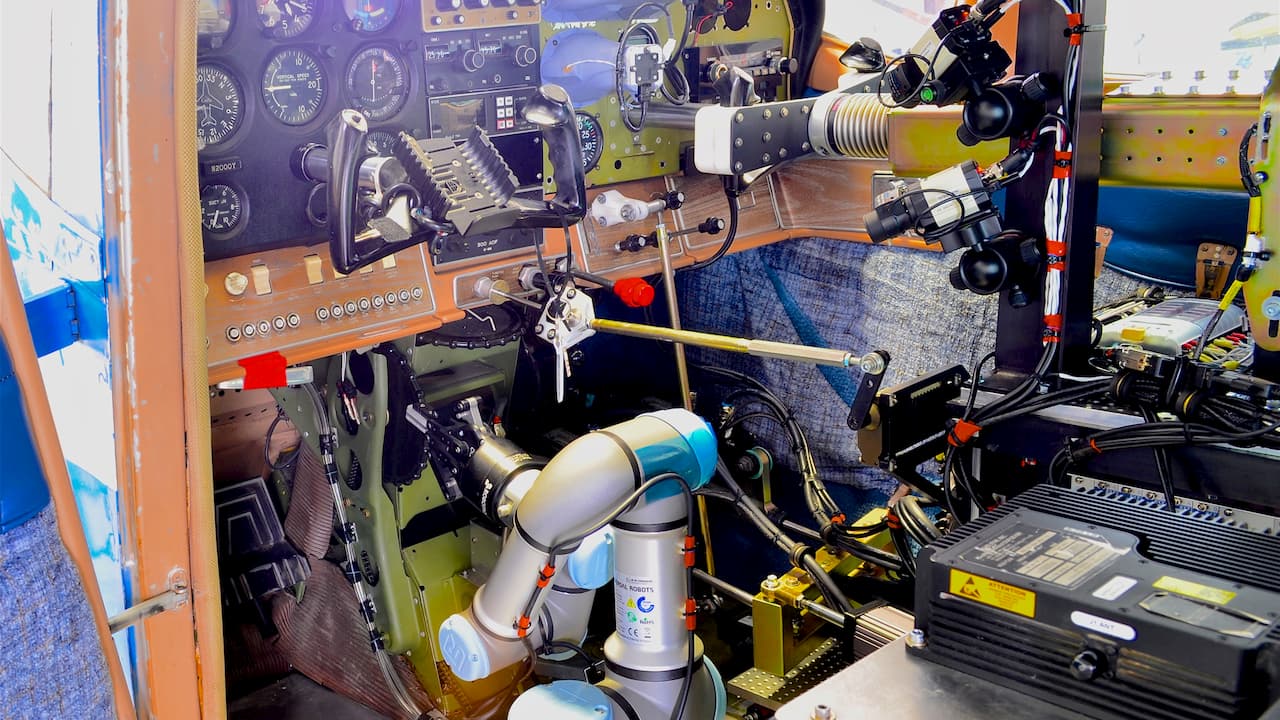 ROBOpilot, o robô da Força Aérea dos EUA que transforma qualquer avião numa aeronave autônoma