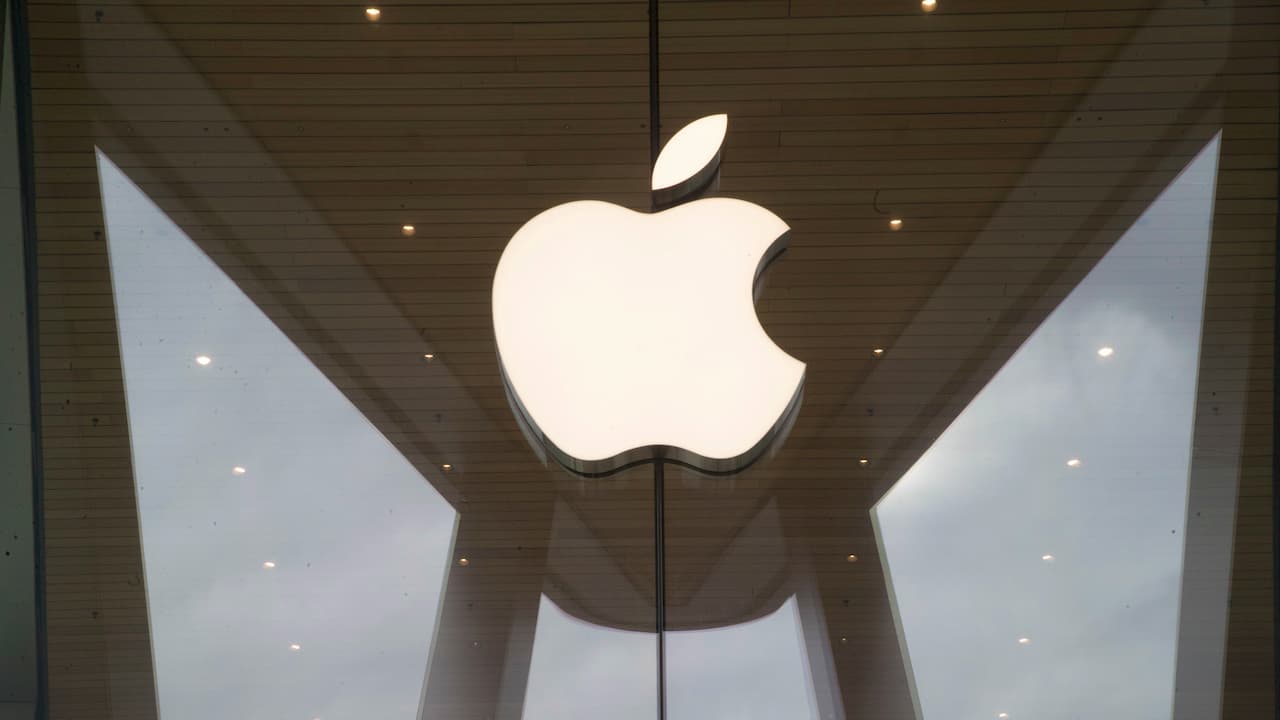 Logo da Apple em fachada de vidro de Apple Store