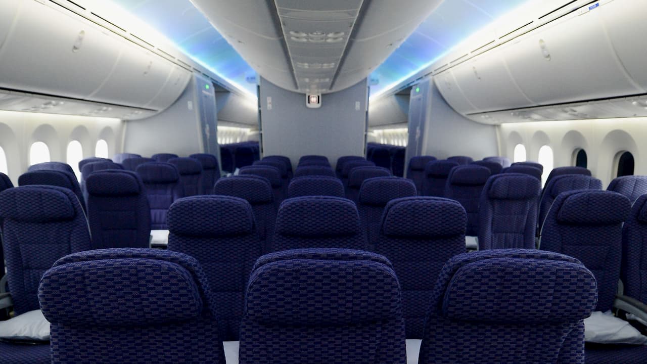 Assentos da classe econômica de um avião