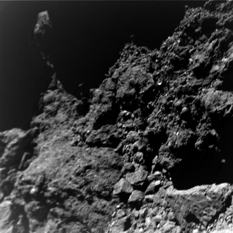 Foto do asteroide Ryugu feita sobre sua superfície. Crédito: Jaumann et al (Science (2019)