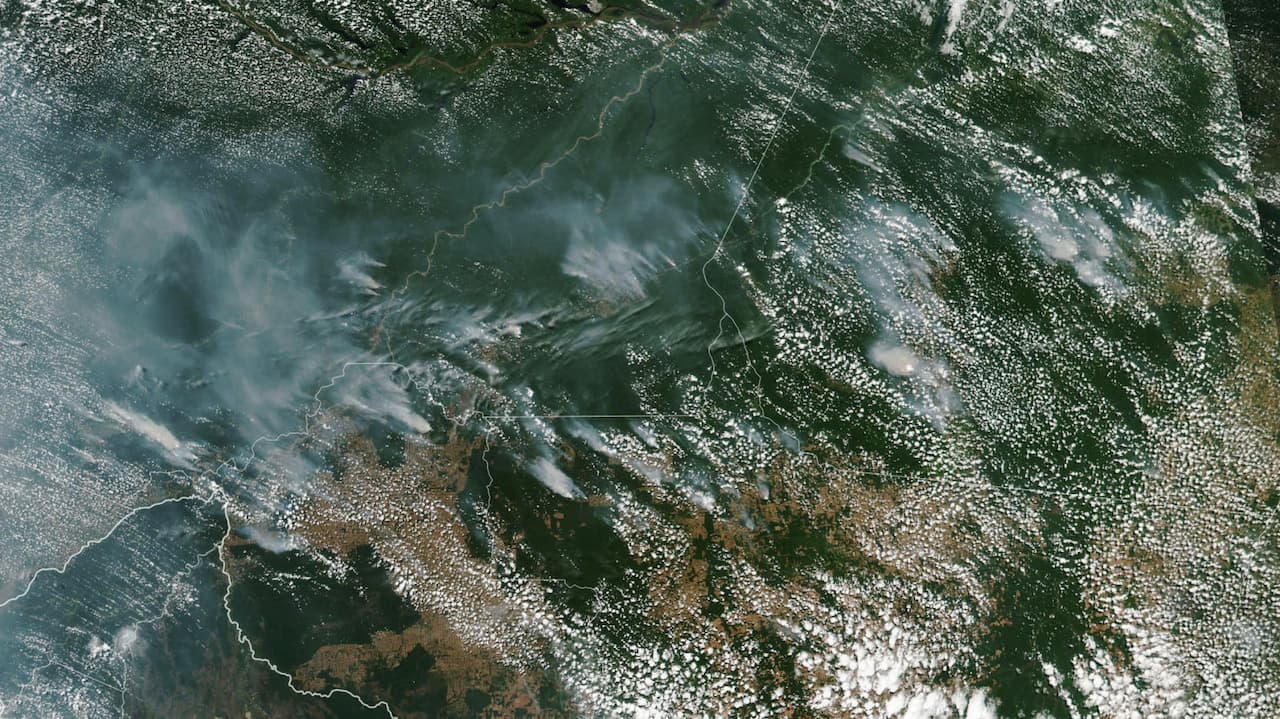 Fumaça de incêndios de origem humana em toda a Amazônia brasileira.