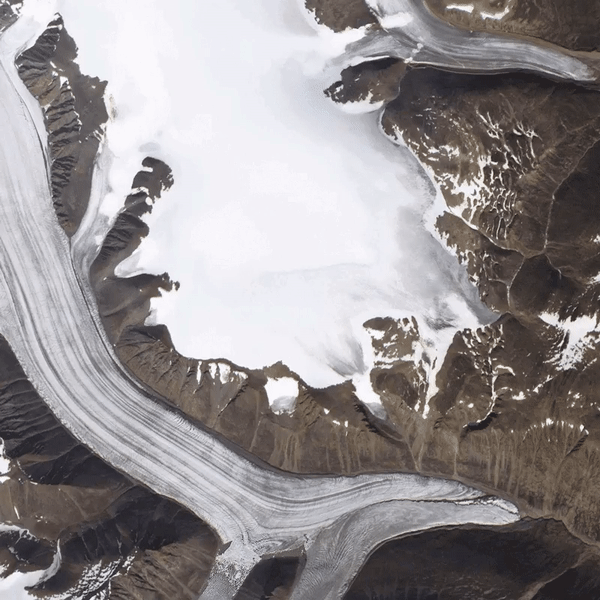 Parte de manto de gelo da Groenlândia com quatro imagens misturadas de 15 a 30 de julho. A neve branca derrete expondo o gelo azul por baixo dela
