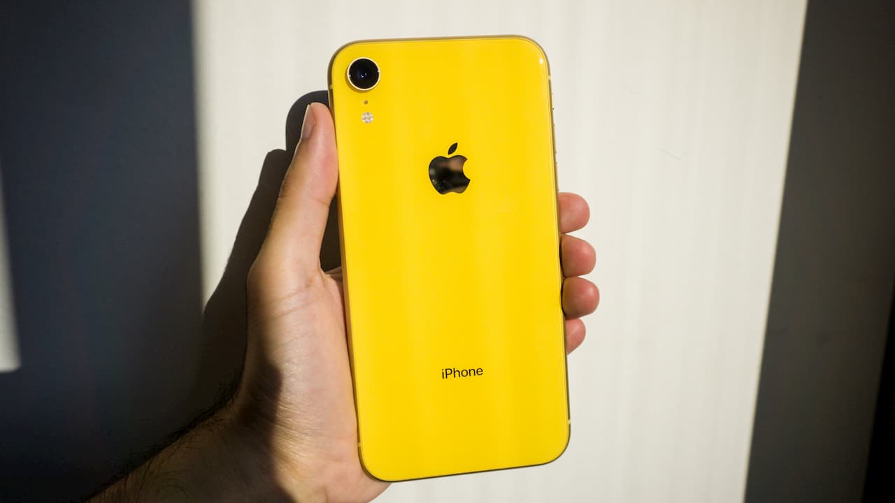 Traseira do iPhone XR amarelo