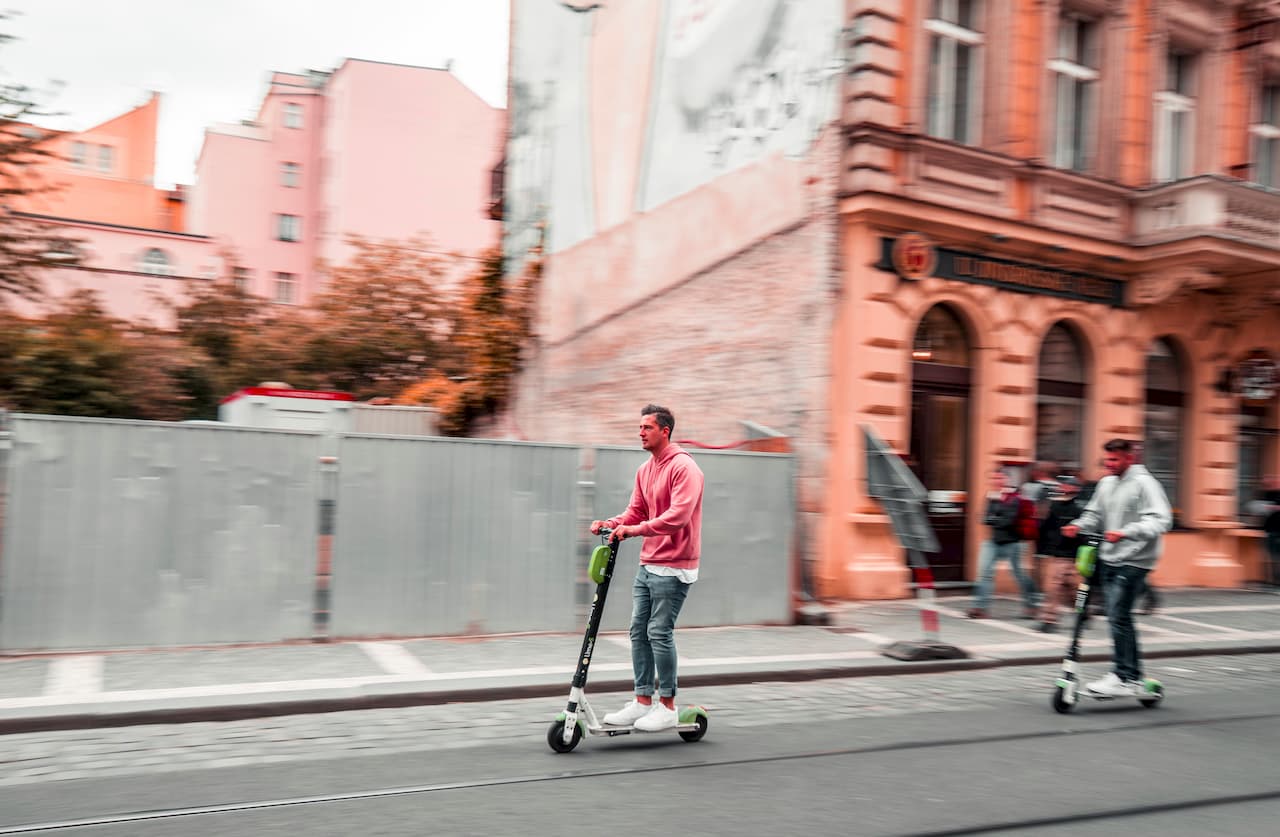 Pessoa andando de patinete da Lime em Praga, na República Tcheca,