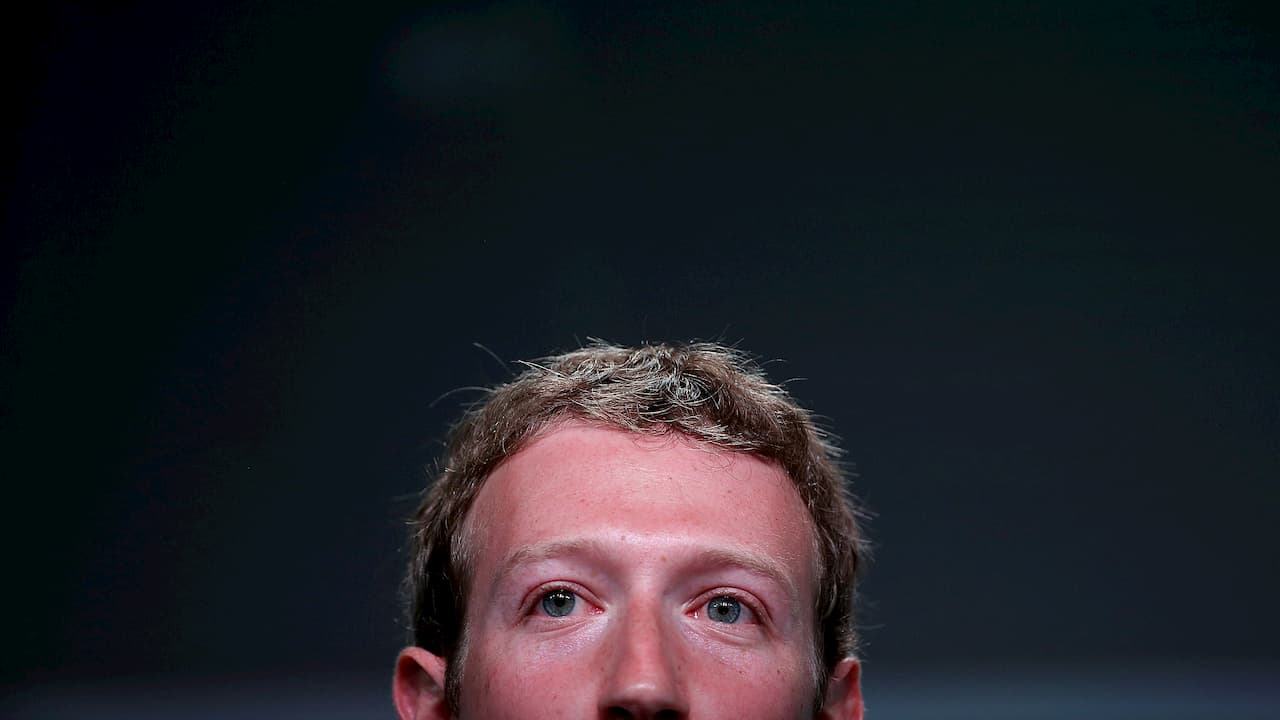 Foto de Mark Zuckerberg, CEO do Facebook. O enquadramento mostra seu rosto apenas do nariz para cima.