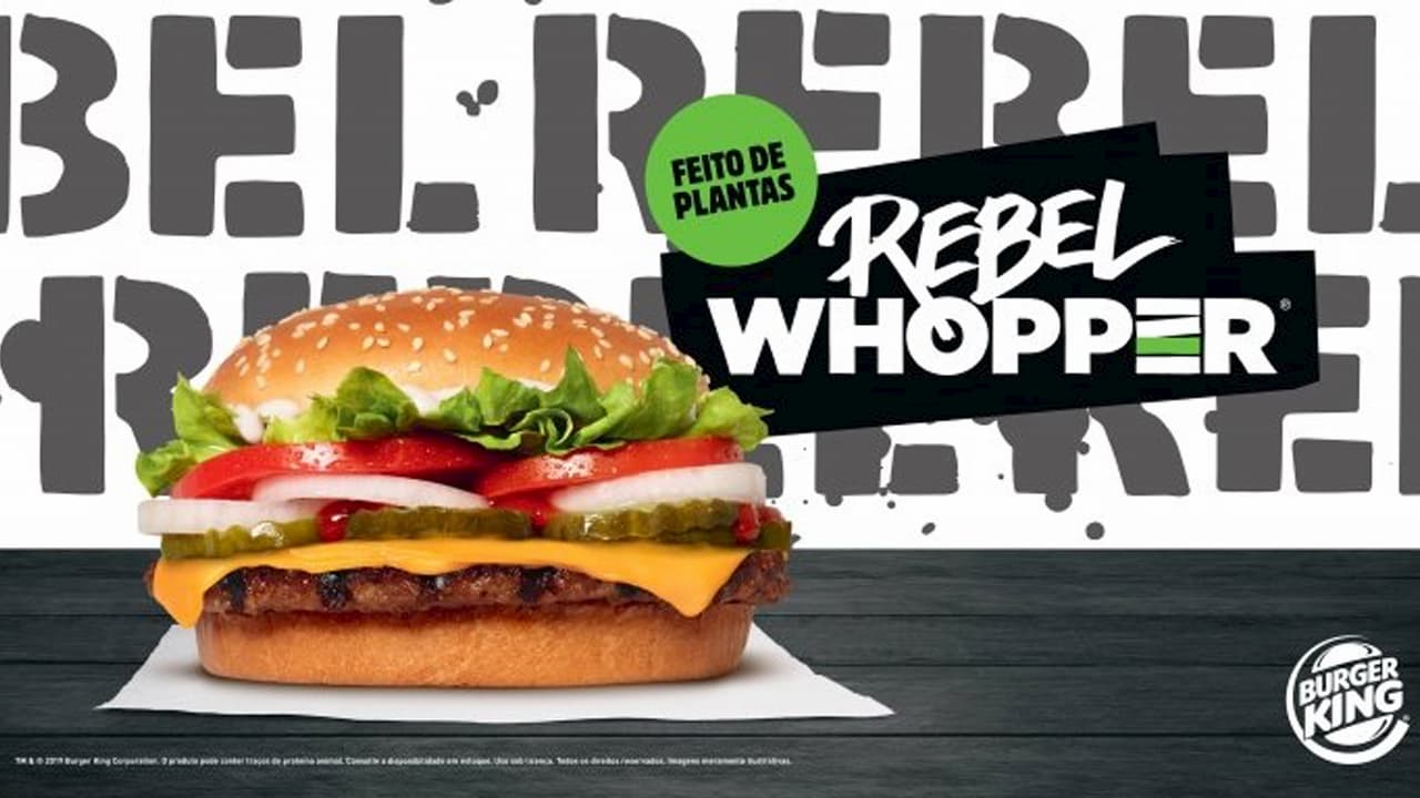 Material promocional mostra o Rebel Whopper, hambúrguer vegetal que imita a carne