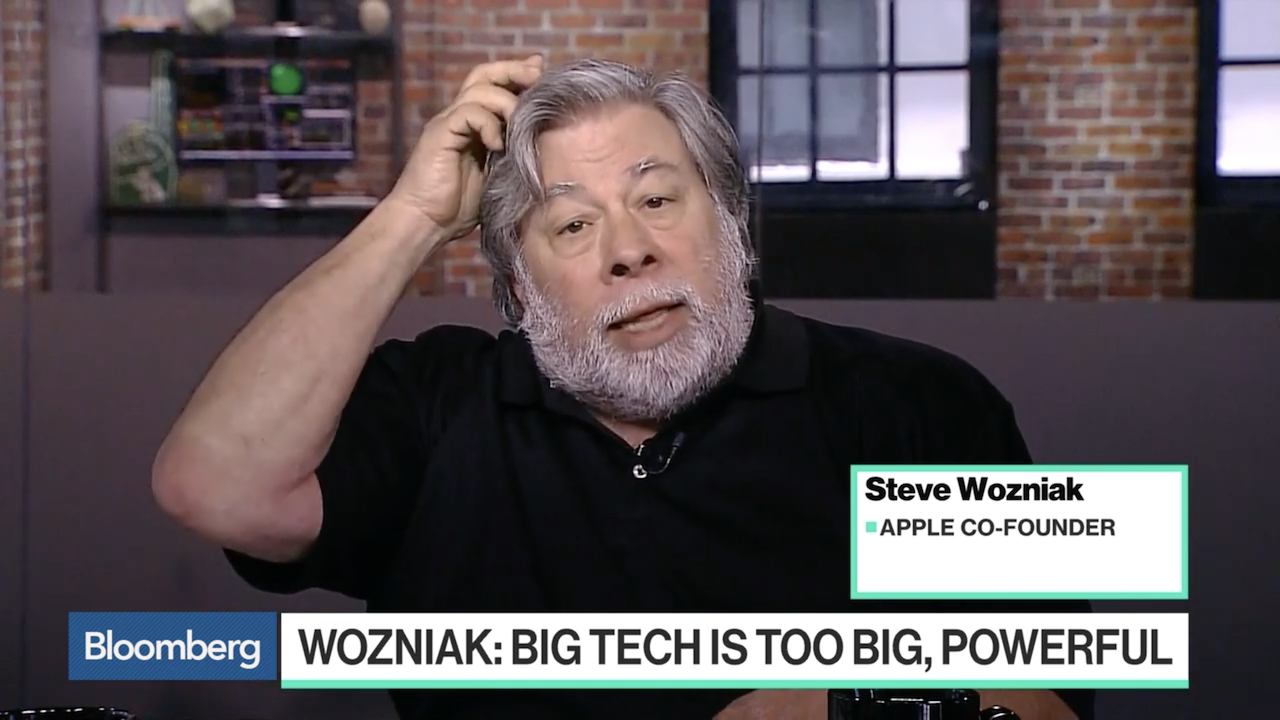 Steve Wozniak em entrevista. Ele está sozinho diante da câmera, e o letreiro