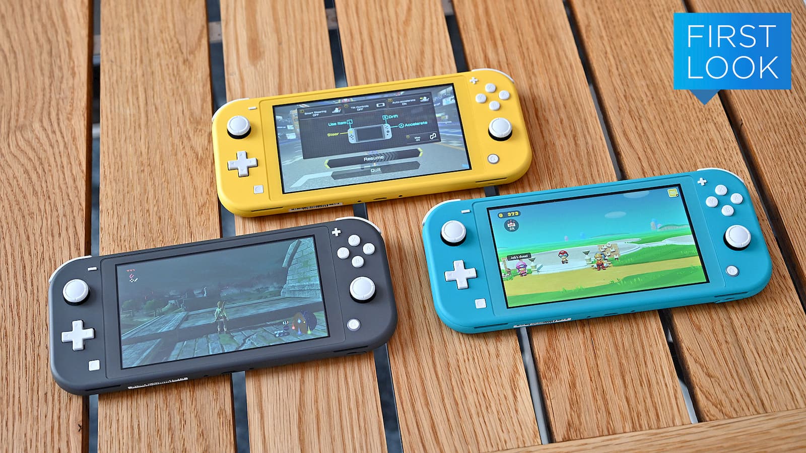 Console Nintendo Switch Lite em três cores: preto, amarelo e azul