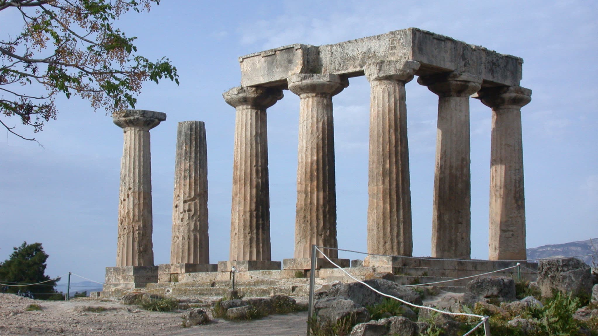 Templo com colunas e pedras, feito no período da Grécia Antiga.