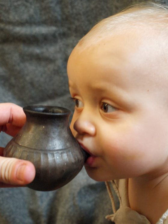 bebe vaso 2 2 559x745 - Bebês começaram a tomar leite animal há mais de 3 mil anos, aponta novo estudo