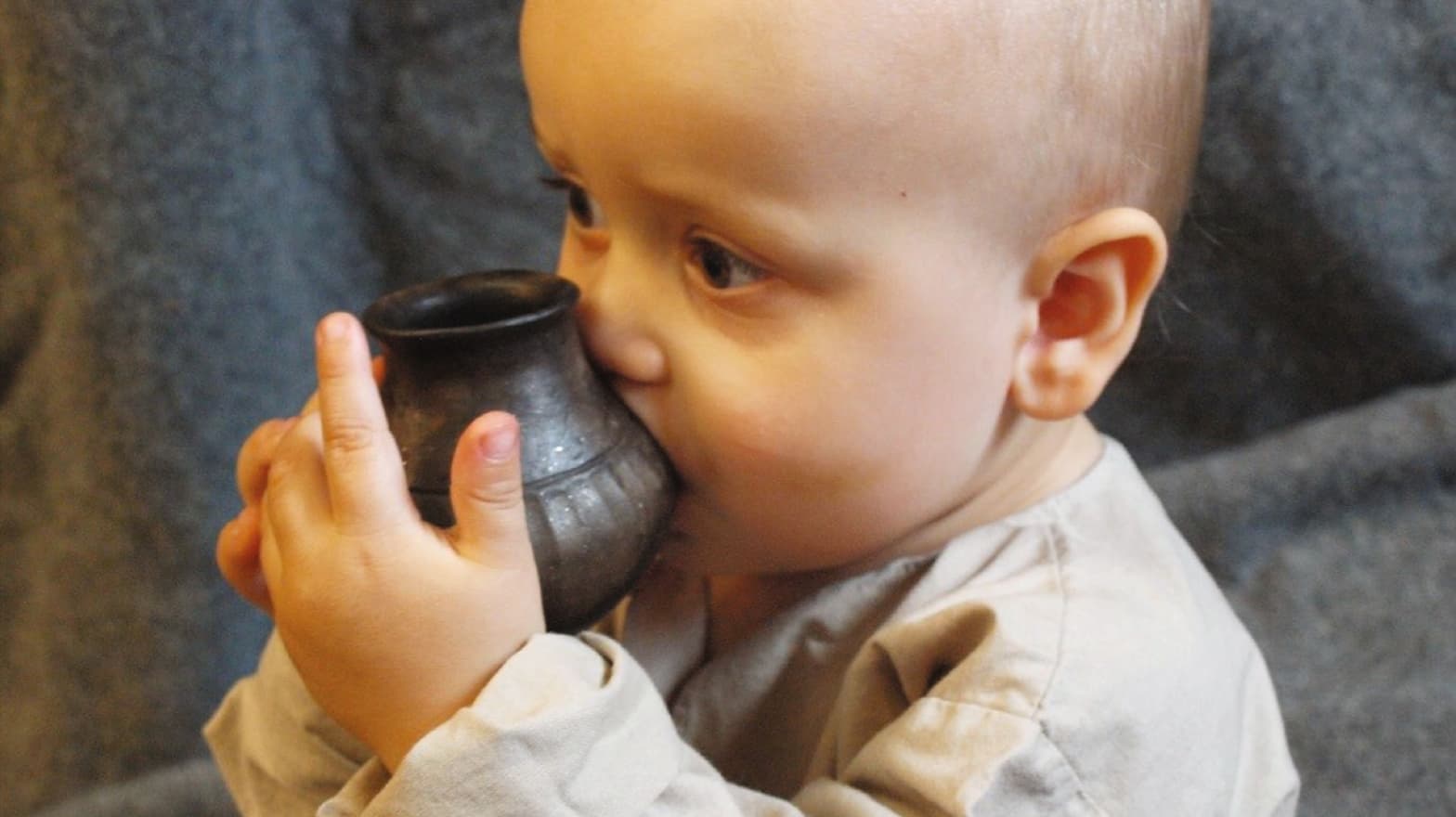 Bebê toma leite em um vaso reconstruído similares aos analisados pelo novo estudo